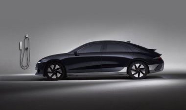 Electric Cars vs Hybrid Cars: The Tech Behind Them